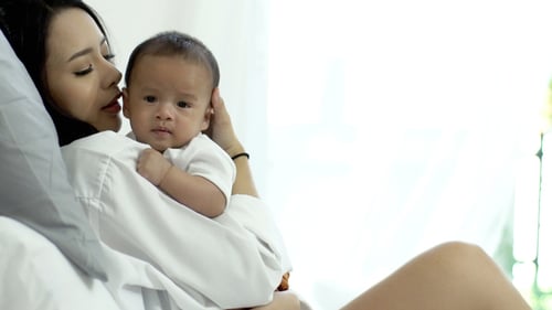 Belle Mère Asiatique Avec Un Bébé 24