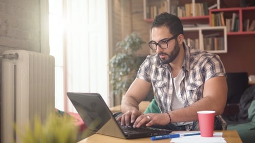Man arbeitet am Computer