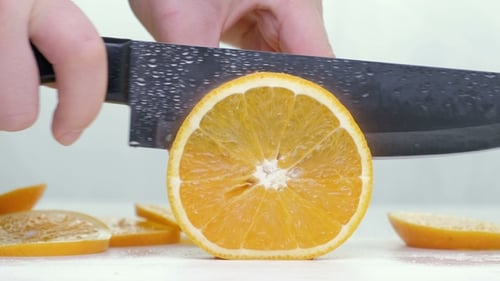 Schneiden von halben Orangen, frisches Obst, mit einem Messer geschnitten, einer Orange, Orange, gesunder Lebensstil