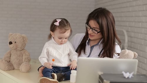 Porträt einer Kinderärztin mit verärgertem Kind