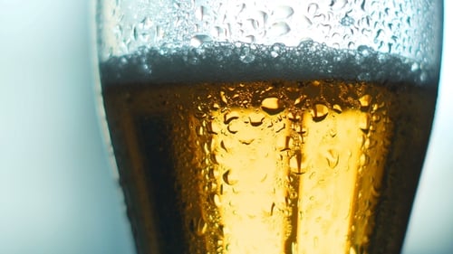 Bier ins Glas gießen.