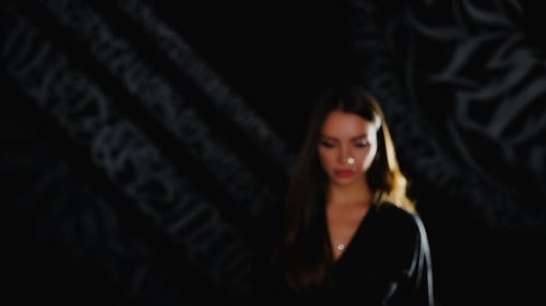 Visage souriant de femme caucasienne. Beauté et femme sexy. Sombre et noir sur fond.