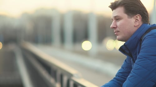 Retrato de um jovem na cidade ao pôr do sol