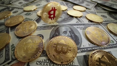 Moedas de ouro Bit Coin BTC e notas de dólar