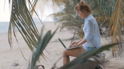Freelancer arbeitet am Strand
