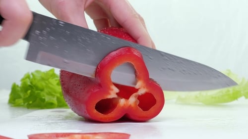 Couper le poivre à bord avec les mains du chef.