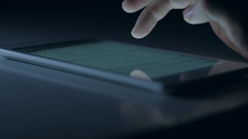 Menschen, die nachts ein digitales Tablet nutzen