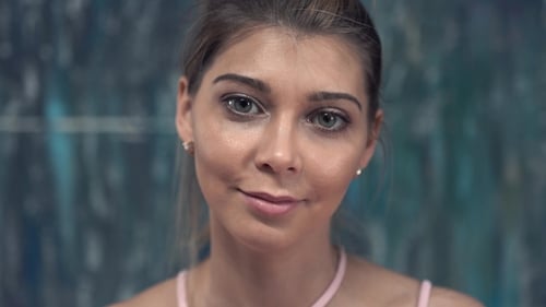 Junge Frau schaut in die Kamera