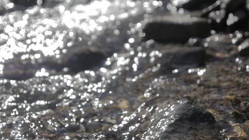El agua del arroyo pasa por las piedras