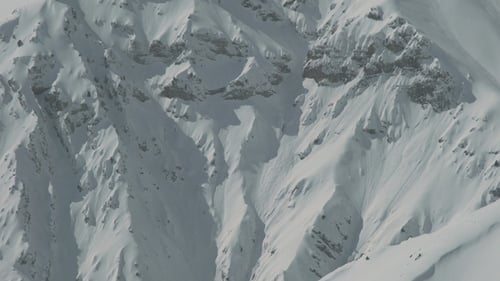Héliski hélicoptère vole sur fond de montagnes enneigées