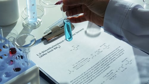Chemielabor - Forscher schreibt Ergebnisse seines Experiments nach unten
