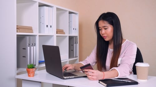 Schöne asiatische Frau online einkaufen