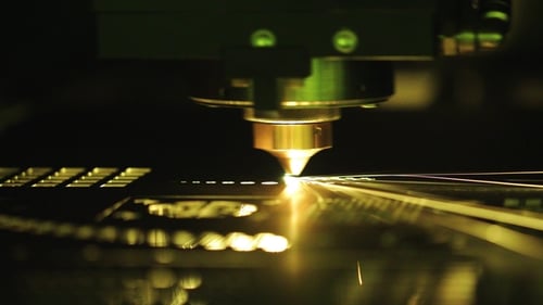 CNC-Laserschneiden von Metall, moderne Industrietechnik