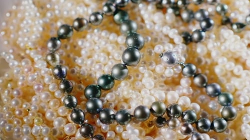 Elegant Pearl Necklaces: Fashion and Jewelry