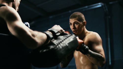 Caja de entrenamiento hombre con entrenador