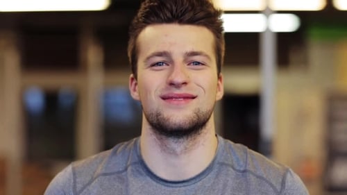 Portrait d'un jeune homme souriant heureux au gymnase 1