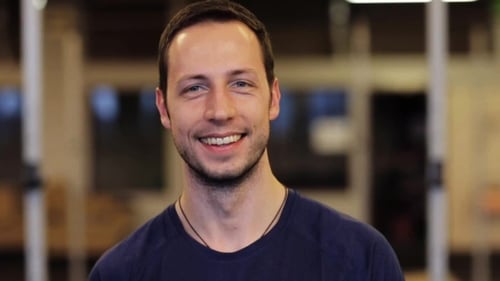 Portrait d'un jeune homme souriant heureux au gymnase 12
