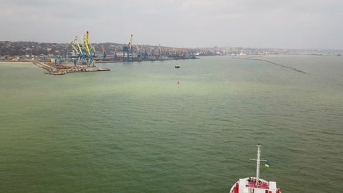 Luftaufnahme eines großen Schiffes im Meer