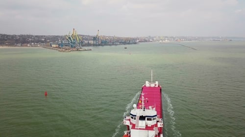 Luftaufnahme eines großen Schiffes im Meer