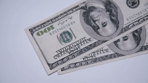 Die Rechnungen von 100 Dollar fallen auf rotierenden Hintergrund
