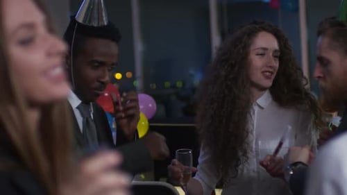 Amigos dançando na festa Corporativo no escritório