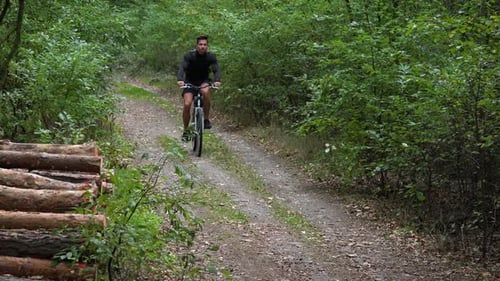 Ein Radfahrer fährt einen Pfad entlang durch eine ländliche Gegend - Ansicht von oben