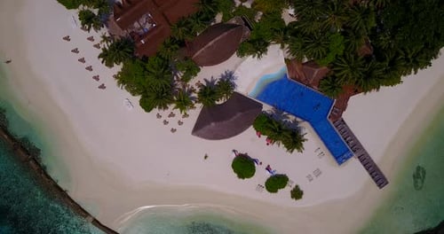 Wunderschöner fliegender sauberer Blick auf einen paradiesischen, sonnigen weißen Sandstrand und einen aquablauen Oze