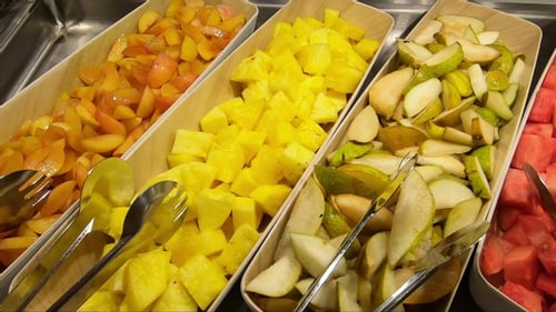Frische Scheiben von Äpfeln, Ananas, Wassermelone und Birnen.