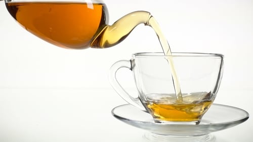 Tee wird in Glas-Teetasse gegossen