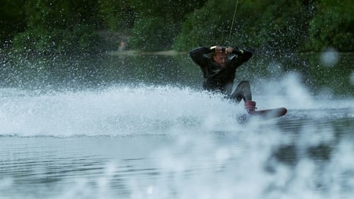 Wakeboarder macht während der Bewegung Tricks auf Wellen