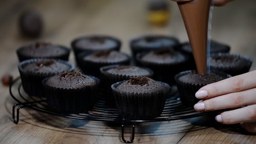 Cupcakes backen. Mit Schokolade gefüllte Cupcakes.