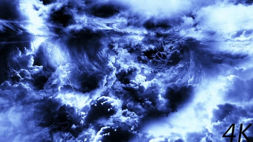 Voler à travers de mystérieux nuages de tonnerre nocturne