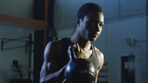 Fokussiertes Athletentraining mit schwerer Kettlebell