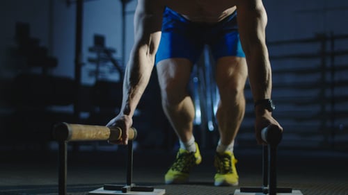 Homme debout sur les mains pendant l'entraînement Crossfit