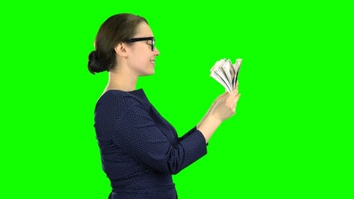 Le comptable tient du papier-monnaie dans ses mains et les considère
