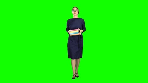 Estudiante va a la escuela con libros en sus manos