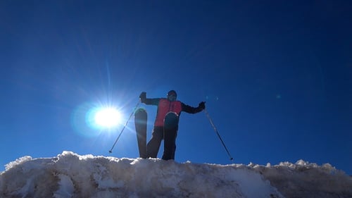 Skifahrer springen
