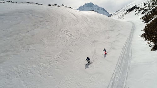 Winter Mountains Skifahrer und Snowboarder