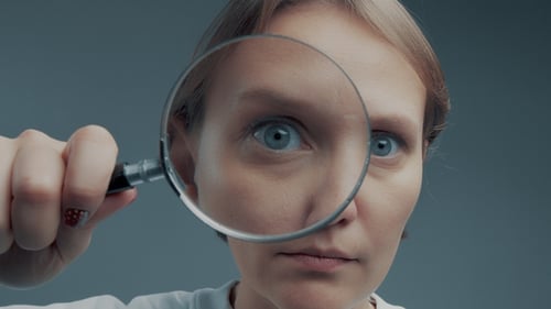 Portrait de femme caucasienne avec loupe