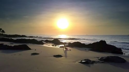 Approcher une fille faisant du fitness sous la lumière du soleil