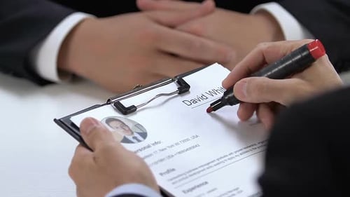 Recruiter Crossing Name des Bewerbers im Lebenslauf, Ablehnung von Kandidaten, Vorstellungsgespräch