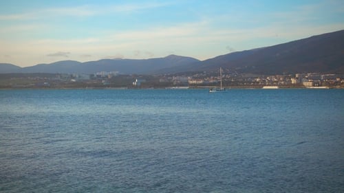 Weißes Boot schwimmt vor wunderschöner Landschaft
