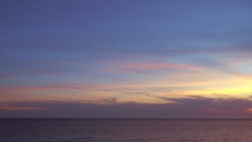 Wunderschöner Himmel und ruhiges Wasser.