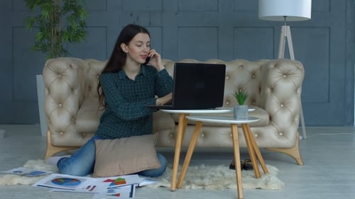Femme indépendante réussie travaillant au bureau à domicile