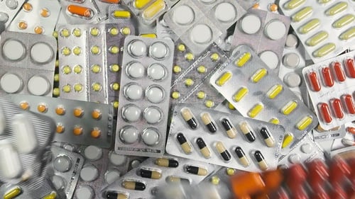 Nahaufnahme von Pillen und Tabletten. Medikamente fallen. Farbiger Hintergrund der Medikamentenkapsel Medikament.
