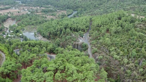 Vídeo de drone de uma paisagem montanhosa natural com montanhas