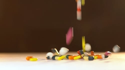 Viele Pillen und Tabletten. Eine Menge Medikamente. Farbiger Hintergrund der Medikamentenkapsel Medikament.