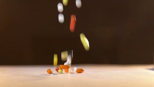 Viele Pillen und Tabletten. Eine Menge Medikamente. Farbiger Hintergrund der Medikamentenkapsel Medikament.