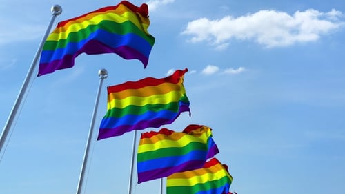 Wehende LGBT-Pride-Flaggen gegen den Himmel