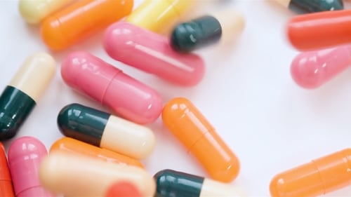 Nahaufnahme von Pillen und Tabletten. Arzneimittel. Medikamentenkapsel weißer Hintergrund. Medikament Vitamin.